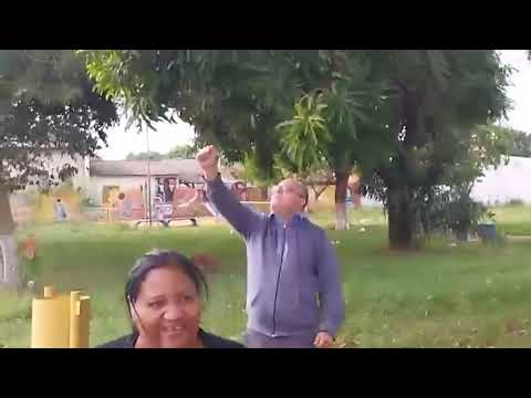 Momento inesquecível trindade go no meio de muitas pessoas arara canindé pousou 2vezes no meu braço.