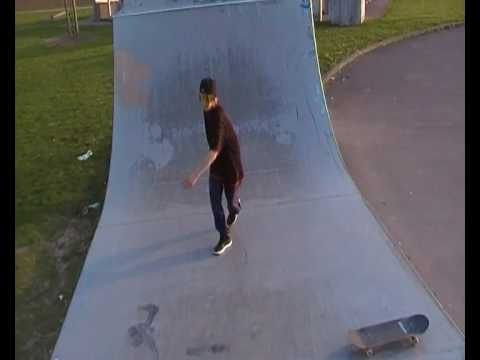 Louis .... is not skating ^^