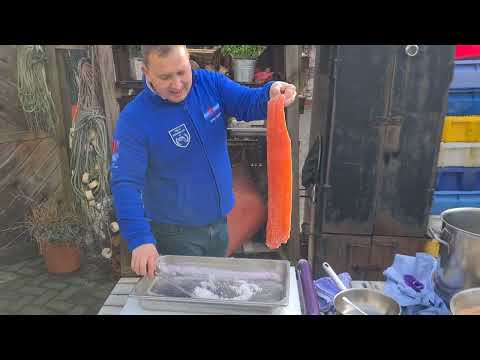 Cold smoking salmon fillet with fish sommelier André Domke