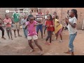 niños felices cantando y bailando || Masaka Kids Africana