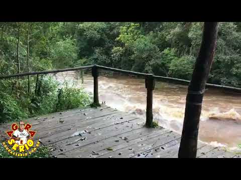 Rio Juquiá transborda e invade a Pauleira