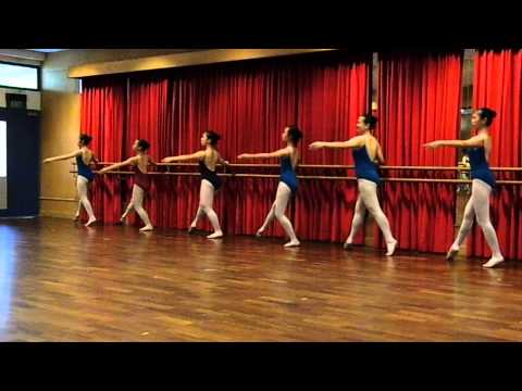 Grade 7 RAD Barre: Battements Frappes