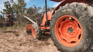 ត្រាក់ទ័ររុញព្រៃ_Kubota M6040su Tractor Pushing Over Tree