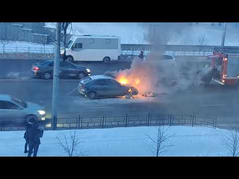 2020.01.16 Горит автомобиль на ул. Гагарина в Омске