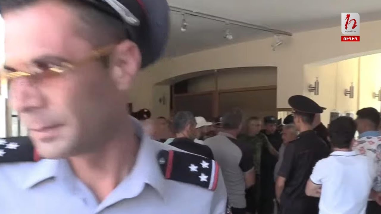 #Հիմա․ Զոհված ու անհետ կորած զինծառայողների ծնողները ՊՆ-ի մոտ ցույց են անում. ուղիղ