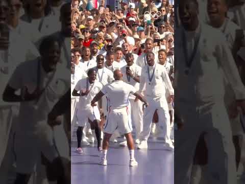 Thierry Henry with one of the coldest Olympic celebrations! ❤️
