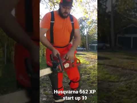 Husqvarna 562XP cold start up after running it dry of gas. #husqvarna #cool #husqvarna562xp