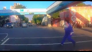 這起跑犯規吧 燈都還沒變呢