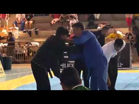 Vinicius Carneiro, semi-final pena faixa roxa. IV Capital Internacional de Jiu-Jitsu
