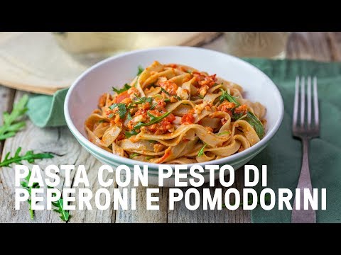 Tagliatelle con pesto di peperoni, mandorle e pomodorini