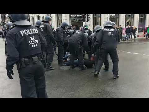 Sitzblockade gegen Nazis am 03.10.2019 von Berliner Polizei geräumt