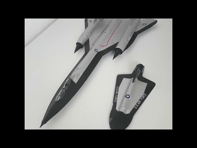 Vídeo relacionado con WANGE Maqueta de SR-71 Blackbird. Modelo de Avión de Reconocimiento Estratégico para Armar con Bloques. Aeromodelismo 1:74