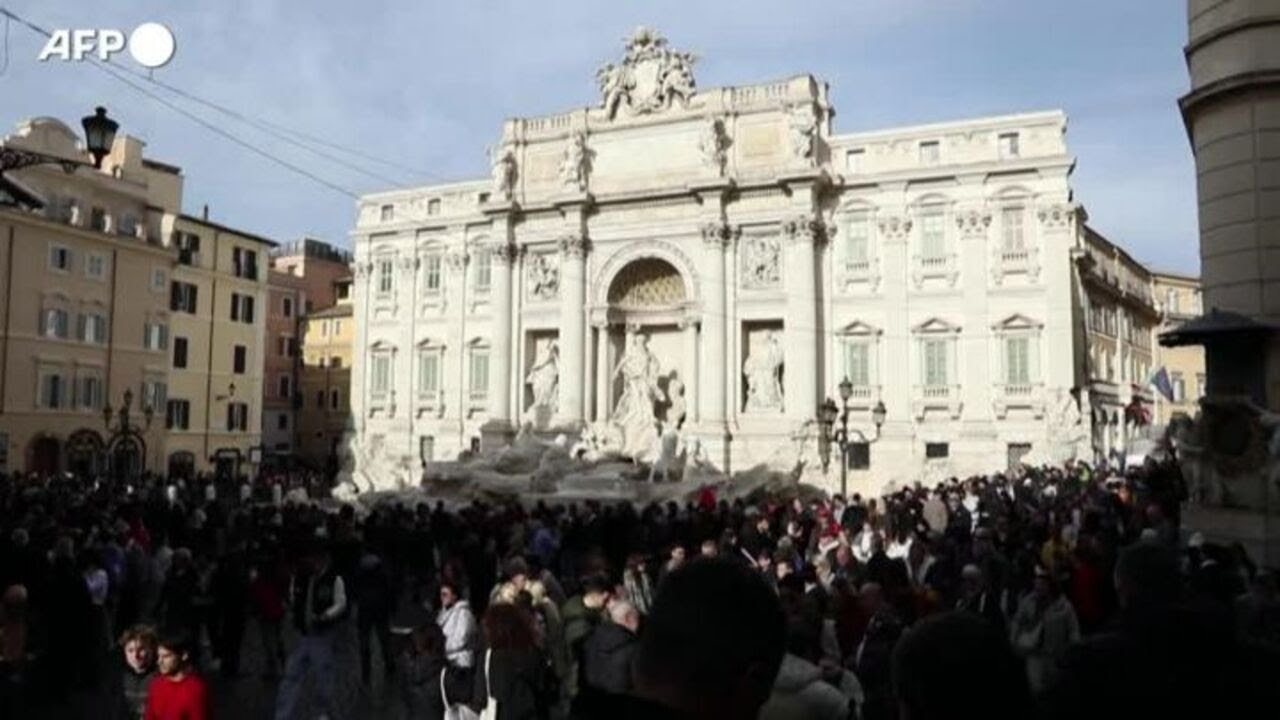 Fontana di Trevi a pagamento: la novita' che divide cittadini e turisti