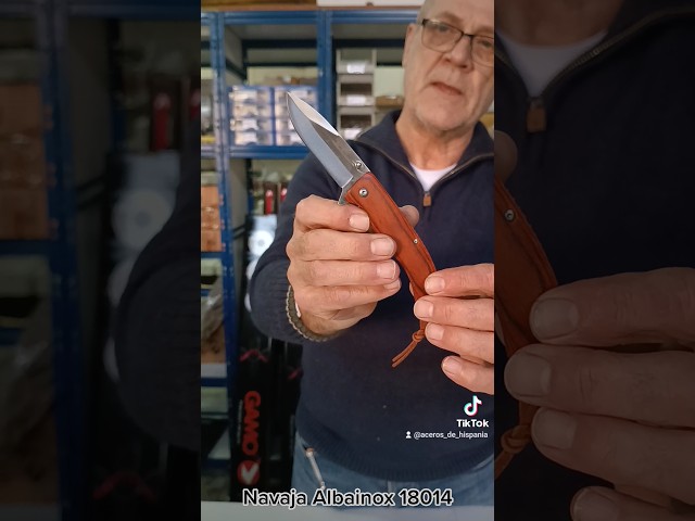 Vídeo relacionado con Tiendas LGP - Albainox - Navaja Bandera de España, Acero INOX. Hoja de 9 cm. Plegable Mango en Madera de Stamina mixta Verde y Roja, Incluye cordón de polipiel y detalle metálico. Campig Caza, 18840