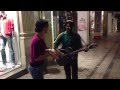 певица Асти поет с уличным музыкантом в Греции 