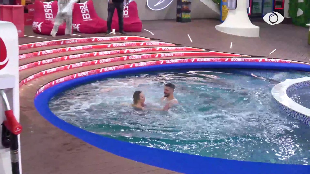 Kush o ktu/ Miri kërcen duke i'u drejtuar djemëve të shtëpisë