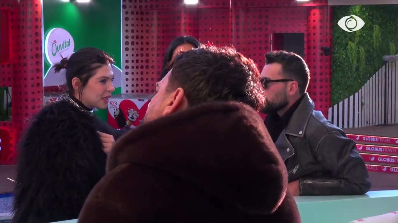 “Ti edhe ai jeni shumë në rregull, të tjerët…”/ Armela bisedon me Stinen në oborr