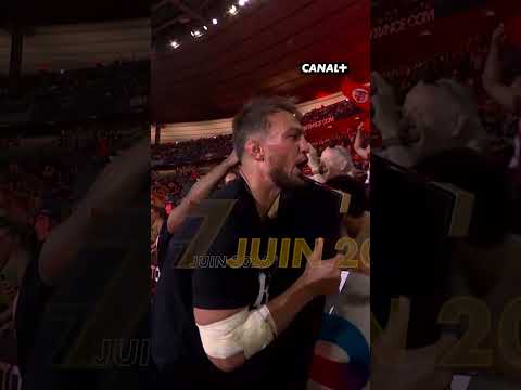 24 ans plus tard, Alexandre Roumat soulève le Bouclier de Brennus au Stade de France🥹 #rugby