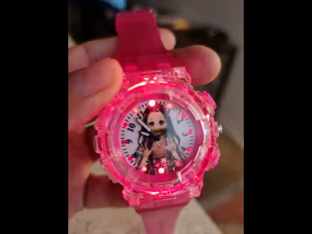 Vídeo relacionado con TEKNOFUN - - Demon Slayer Licencia Oficial - TANJIRO Reloj Despertador Luminoso de 20 cm - 2 Modos de iluminación - Funciona con Cable 3 x AAA/USB (Incluido) - 811755
