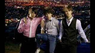 Lovebug- Jonas Brothers (with lyrics)