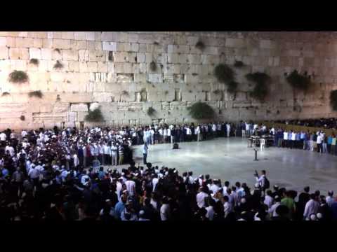 צמרמורת בכותל שרים לעילוי נשמת הנערים ,   " אני מאמין באמונה שלמה בביאת המשיח