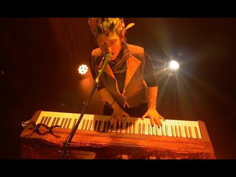 Lien de téléchargement : / le-jardin-vol-1 Captation live à Rodez - Le Club -14/03/2019 Réalisation : Laurent Haubin Le chaudron des images et des sons - Contactchaudron@gmail.com Celinn - chant/clavier Mauro Basilio - Beatbox/Violoncelle/Paysages sonores / celinnlejardin