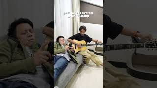 Download lagu Siapa yang disini nyetem gitar pake lagu ini? #semuatentangkita #shorts mp3