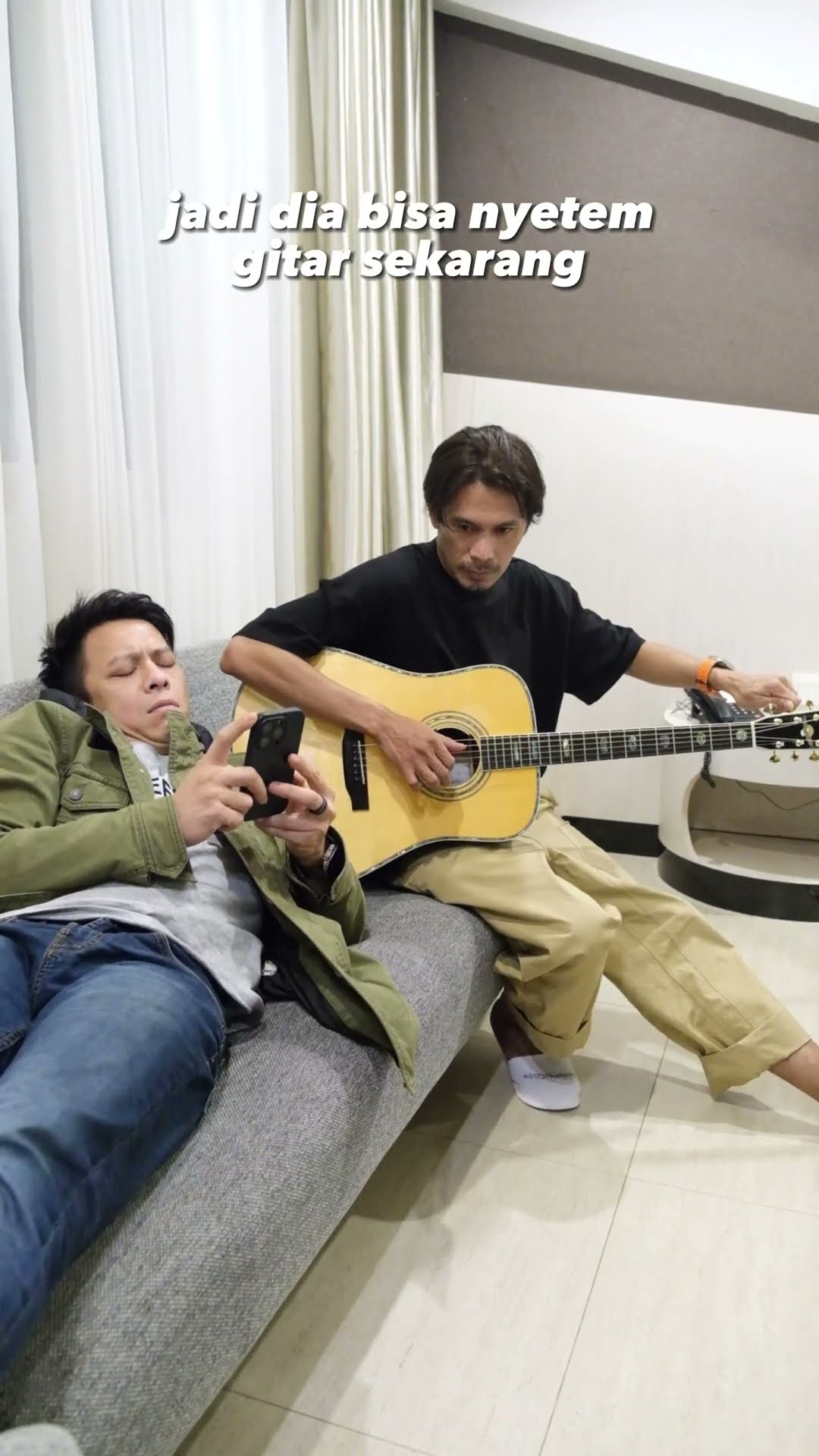 Siapa yang suka nyetem gitar sambil dengerin lagu ini? 🎶🤘 Rekomendasi seru untuk weekend!