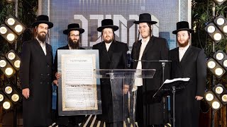 קבוצת הורים מגישה הודאה לרב משה מרגרטן, נשיא אגודת צדק