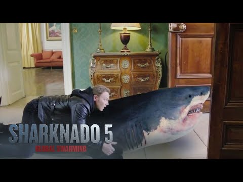 Sharknado 5: Global Swarming (Clip 'Buckingham Palace')