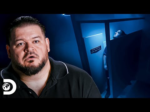 Caretakers of abandoned church recount what they saw | Haunted Woods | Discovery Latin America