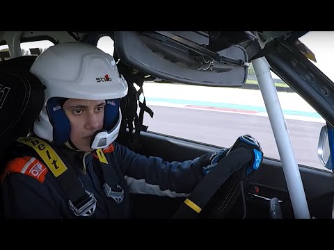 Így száguld Németh Eszter a Suzukival a versenypályán