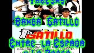 banda gatillo entre la espada y la pared