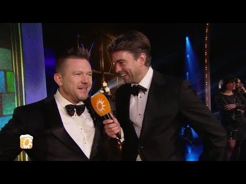 Johnny de Mol krijgt er flink van langs tijdens The Roast - RTL BOULEVARD