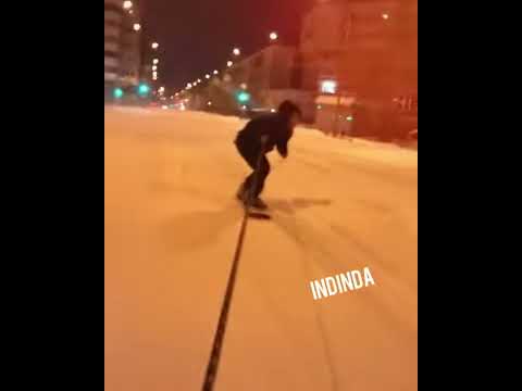 Житель Якутска воспользовался снегопадом и катается по улице на сноуборде