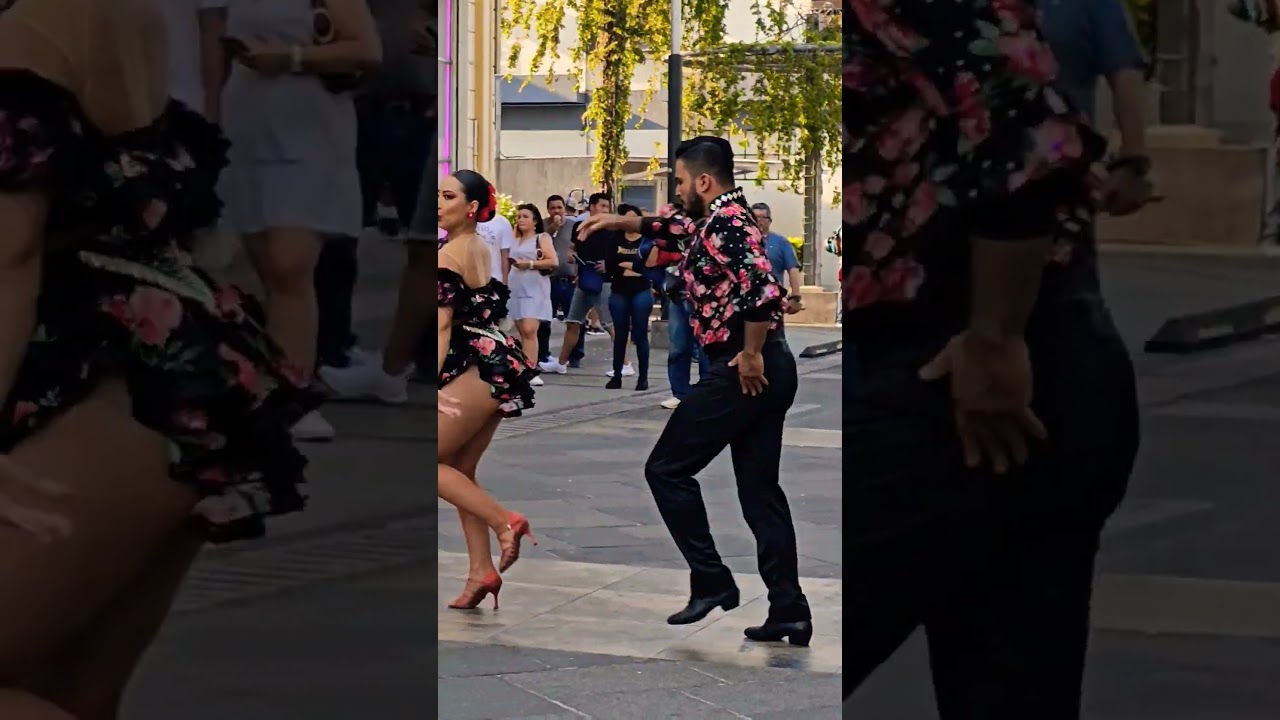 wow bailando cumbia en plaza barrios con esta buena pareja 🕺💃🎶🎵🎼🎷🎺👏 #music #dance #baile #shorts