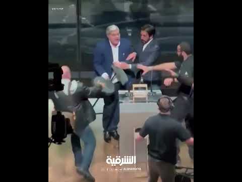 شاهد بالفيديو.. مرشح لمنصب عمدة مدينة ساو باولو البرازيلية يرمي منافسه بالكرسي أثناء مناظرة تلفزيونية
