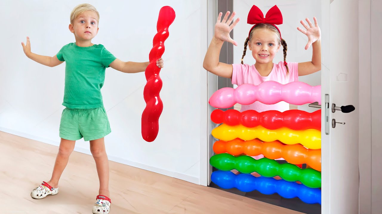 Naomi & David Play with Colorful BALLOONS!