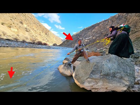 🌊🎣Fishing in a raging river by a nomadic couple, an incident that shocked everyone!