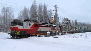 preview picture of video 'Express train P911 and freight train meeting @ Venetmäki and passing KYLMÄMÄKI (Km.0432+0852)...'