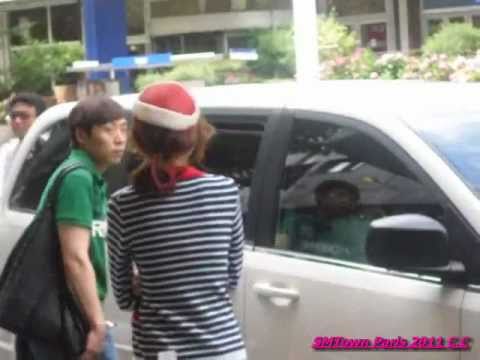 [fancam]110611 SNSD sooyoung, hyoyeon and yoona leave for photoshoot in paris