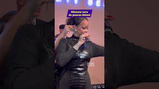 Rihanna tava pistola nesse evento... 😂😂😂