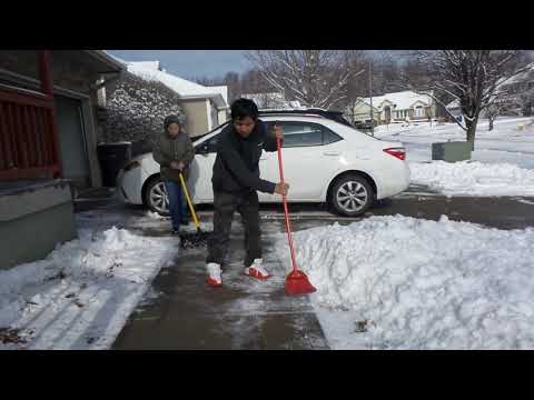 01/13/19 Cleaning the snow in Des Moines Iowa