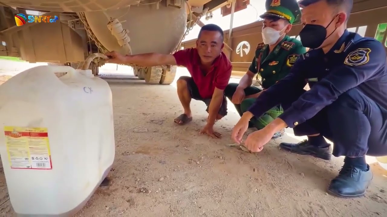 NGỤY TRANG 880 LÍT DẦU DƯỚI GẦM XE, TUỒN QUA BIÊN GIỚI BẤT THÀNH