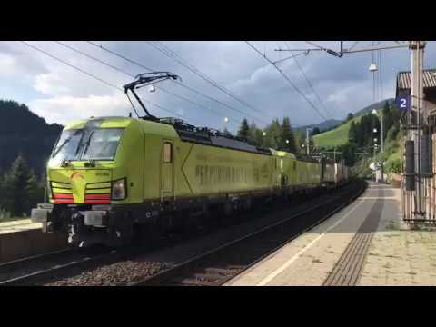 193 553 und 193 558 mit KLV Zug durch Gries am Brenner. Am Zugschluss schiebt der TXLeitwolf 193 554