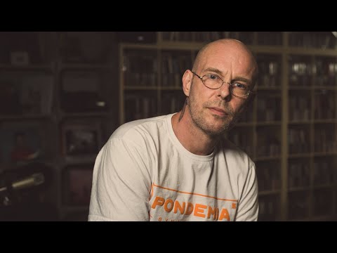 Pono wskazuje rapera, którego słucha dla przyjemności i rapera, którego płyty nigdy by nie kupił