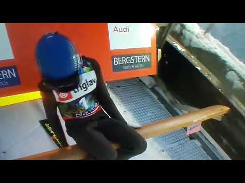 komentator Andrej Stare...