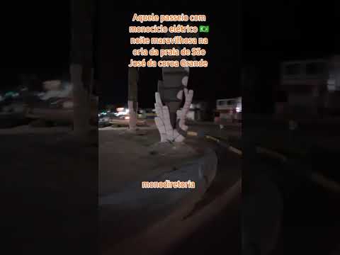 Na rua principal da praia de São José da coroa Grande PE com monociclo elétrico