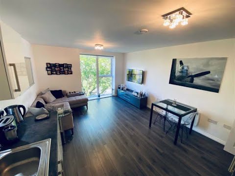 Manor Way, Borehamwood, WD6 -Very large 1 bedroom flat for sale.