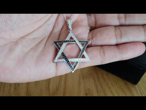וידאו של תליון מגן דוד גדול משובץ יהלומים שחורים ולבנים